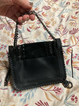Bolso de cuero negro con cadena