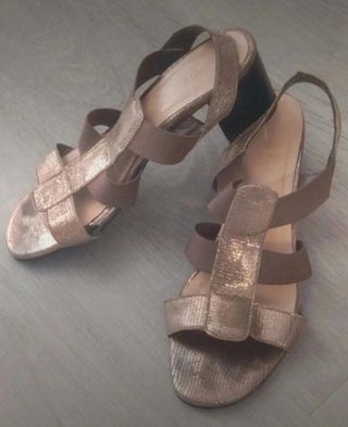 Bonitas sandalias doradas 36/37. Antes.