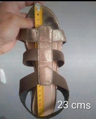 Bonitas sandalias doradas 36/37. Antes.