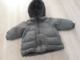 Plumífero infantil gris y negro