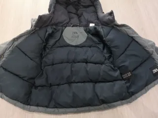 Plumífero infantil gris y negro