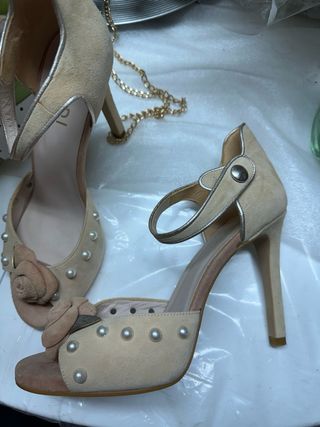 Sandalias de tacón beige y dorado