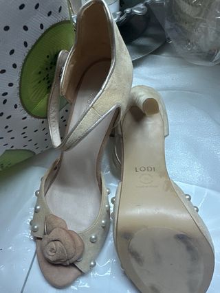 Sandalias de tacón beige y dorado