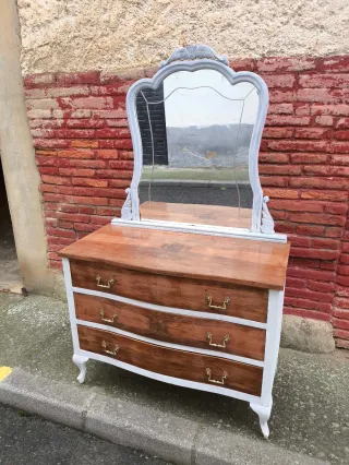 Cómoda antigua con espejo