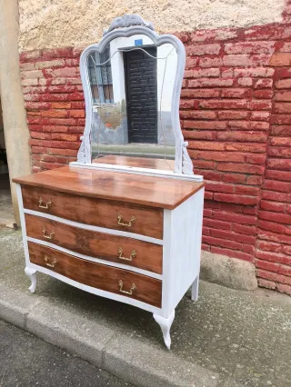 Cómoda antigua con espejo
