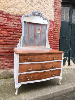 Cómoda antigua con espejo