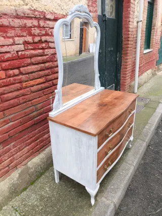 Cómoda antigua con espejo