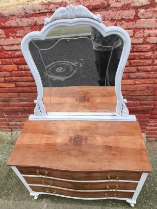 Cómoda antigua con espejo