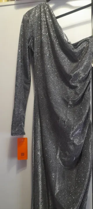 Vestido largo plateado brillante