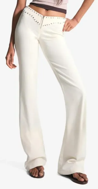 Pantalón blanco tachuelas
