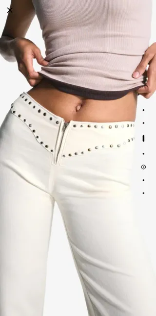 Pantalón blanco tachuelas