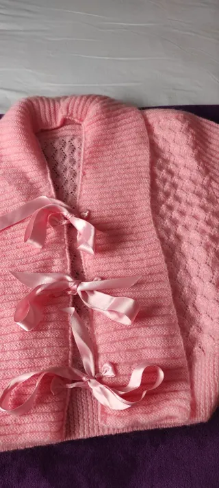 Chaleco de lana rosa con lazos