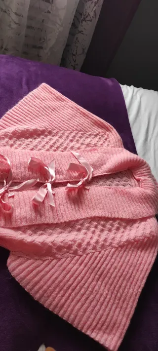 Chaleco de lana rosa con lazos