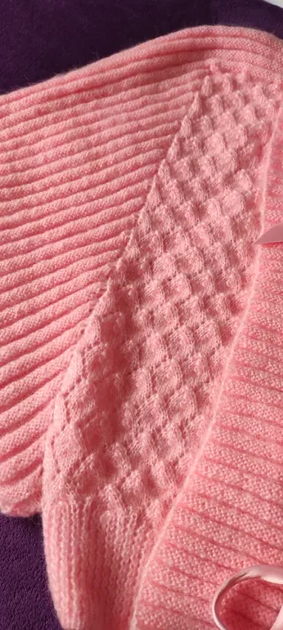 Chaleco de lana rosa con lazos