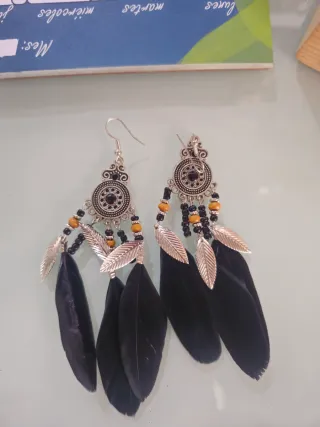 Pendientes largos plumas negras y plateados