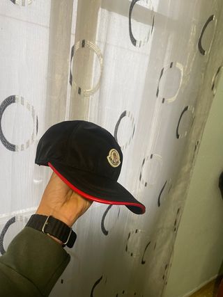 Gorra Moncler Negra con Borde Rojo