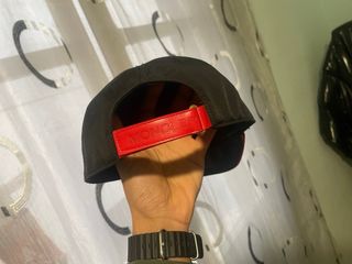 Gorra Moncler Negra con Borde Rojo