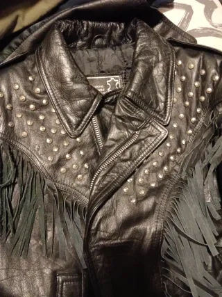 Cazadora de cuero con flecos y tachuelas