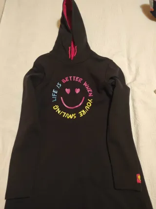 Vestido negro con emoji sonriente