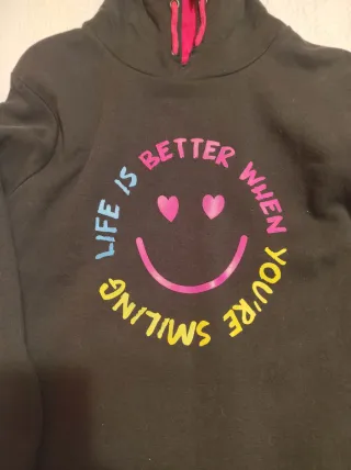 Vestido negro con emoji sonriente