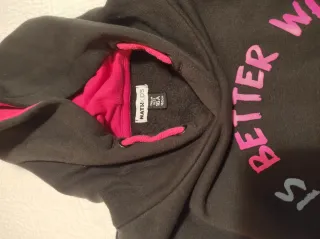 Vestido negro con emoji sonriente