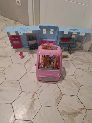 Furgoneta Barbie con bambole