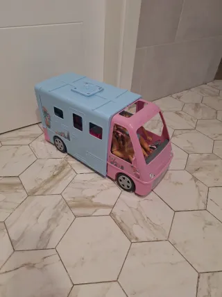 Furgoneta Barbie con bambole