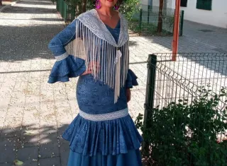 Traje de flamenca azul con encaje