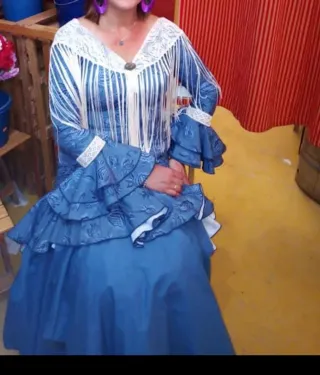 Traje de flamenca azul con encaje