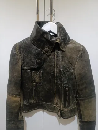 Cazadora de cuero desgastada