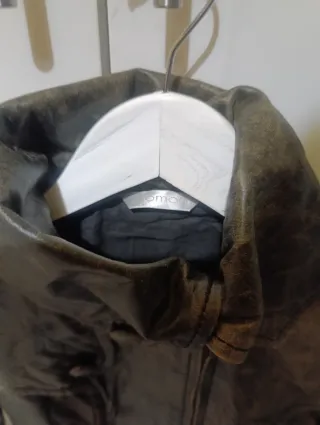 Cazadora de cuero desgastada