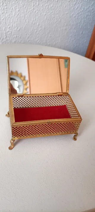 Antiguo joyero dorado con escena romántica