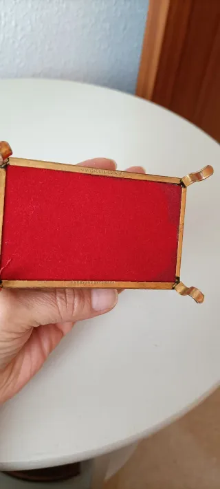 Antiguo joyero dorado con escena romántica