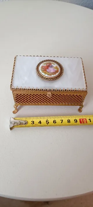 Antiguo joyero dorado con escena romántica