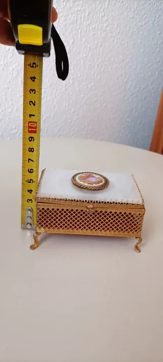 Antiguo joyero dorado con escena romántica