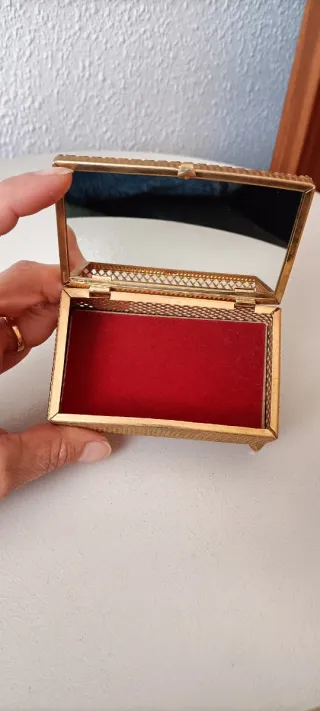 Antiguo joyero dorado con escena romántica