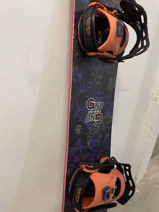 Tabla de Snowboard GNU con Fijaciones