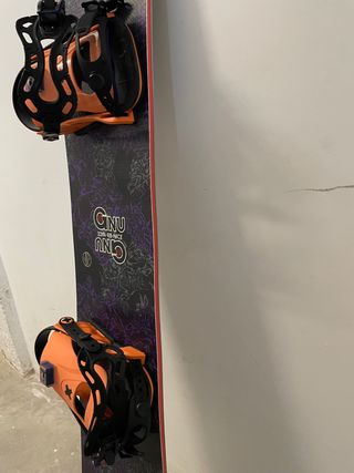 Tabla de Snowboard GNU con Fijaciones