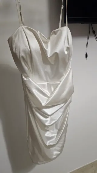 Vestido blanco satinado drapeado