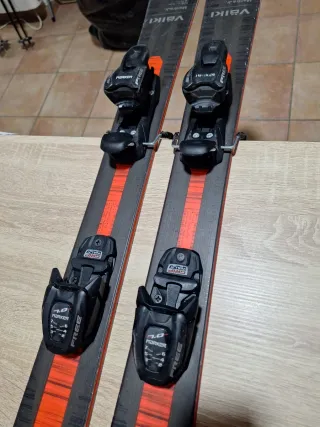 Esquís Völkl Mantra Jr. con fijaciones Marker