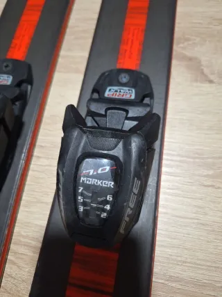 Esquís Völkl Mantra Jr. con fijaciones Marker