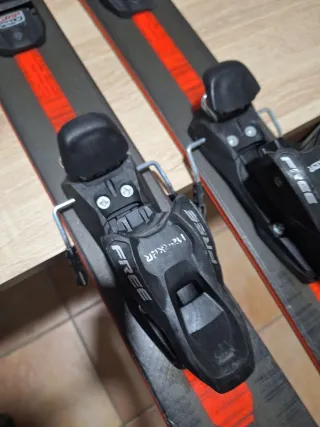 Esquís Völkl Mantra Jr. con fijaciones Marker