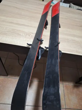 Esquís Völkl Mantra Jr. con fijaciones Marker