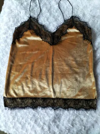 Top dorado con encaje negro