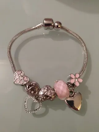 Pulsera con charms de corazones y flor
