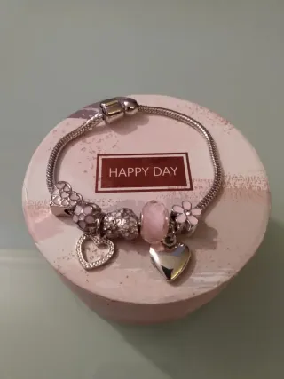 Pulsera con charms de corazones y flor