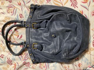 Bolso de piel azul oscuro