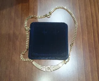 Gargantilla dorada con detalles brillantes