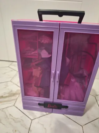 Guardaroba Barbie con vestiti e accessori