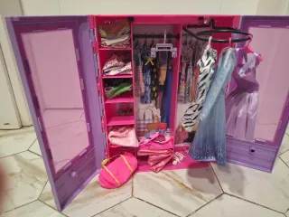 Guardaroba Barbie con vestiti e accessori